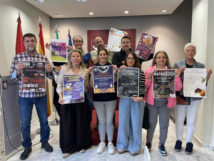 La concejala de Participación Ciudadana con representantes vecinales en la presentación de las actividades de Halloween