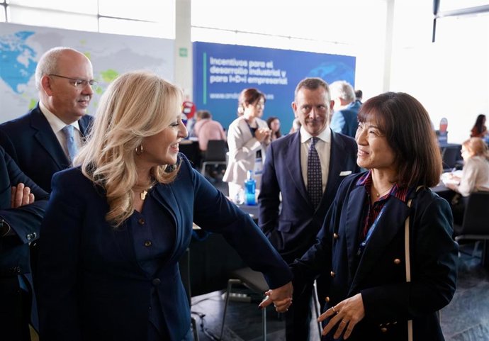La consejera de Economía, Hacienda y Fondos Europeos, presidenta de Andalucía Trade y portavoz del Gobierno andaluz, Carolina España (i), inaugura ‘Andalucía Trade Global 2025’. Imagen de archivo.