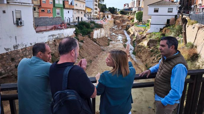 La delegada del Govern a la Comunitat Valenciana, Pilar Bernabé, visita obres del barranc del Poyo a Xiva