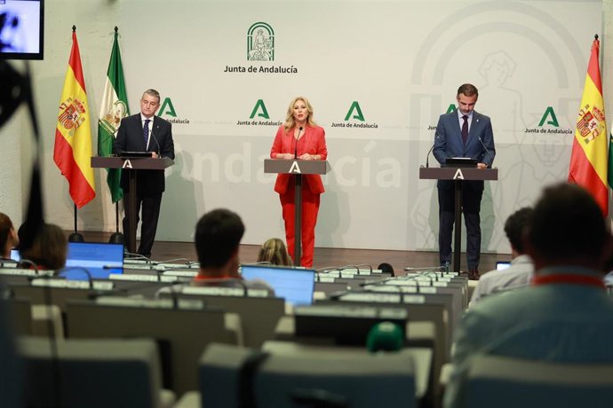 El consejero de Sanidad, Presidencia y Emergencias de la Junta de Andalucía, Antonio Sanz (i), la consejera de Economía, Hacienda, Fondos Europeos y Diálogo Social de la Junta de Andalucía y portavoz del Gobierno, Carolina España y el consejero de Agricul