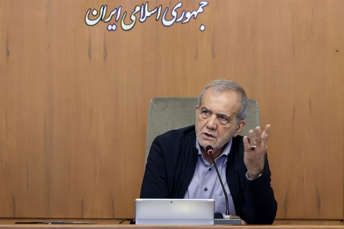 O presidente iraniano Masud Pezeshkian durante uma reunião do governo na capital Teerã (arquivo).