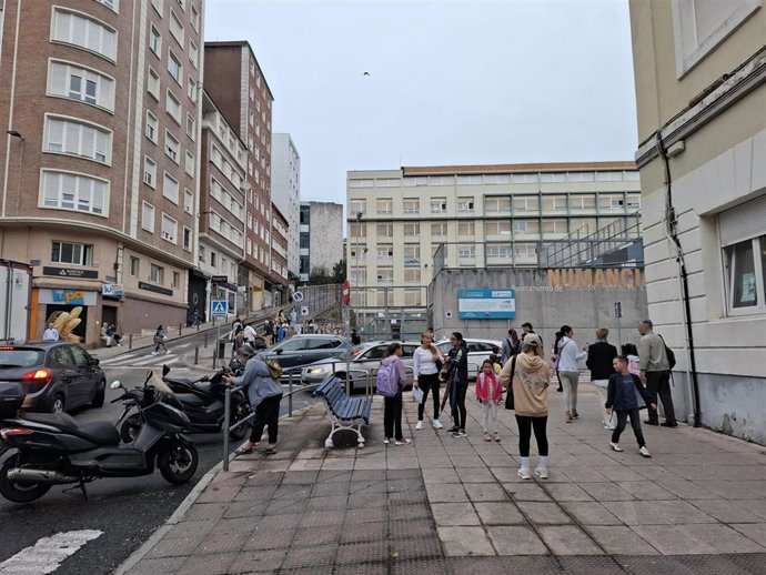 Archivo - Foto de archivo. Niños a la entrada de un colegio de Santander