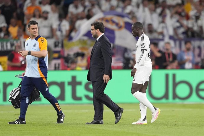 Archivo - Ferland Mendy abandona el terreno de juego tras lesionarse en la final de la Copa del Rey 2024-2025