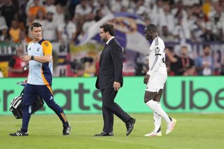 Archivo - Ferland Mendy of Real Madrid gets injured during the Spanish Cup, Copa del Rey, Final football match played between FC Barcelona and Real Madrid at La Cartuja Stadium on April 26, 2025 in Sevilla, Spain.