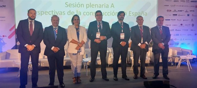 López (izda.), junto al resto de autoridades, en la inauguración en Córdoba del VII Congreso Nacional de Áridos.