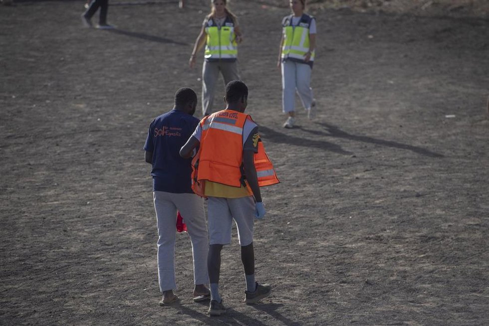 Archivo - Un migrante atendido en el Centro de Acogida Temporal de Extranjeros (CATE) de San Andrés en el Hierro