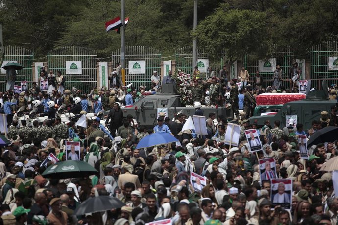 Archivo - 01 September 2025, Yemen, Sana'a: Thousands of Yemenis gather in Sana'a for the funeral of the Houthi militia's prime minister and 11 other officials killed in an Israeli strike. Photo: Osamah Yahya/dpa