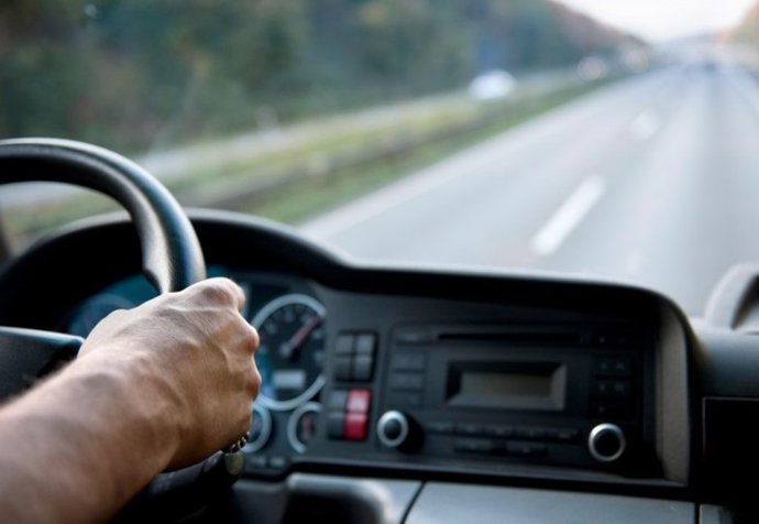 Conducción, conductor, volante, carretera, vehículo en una autopista