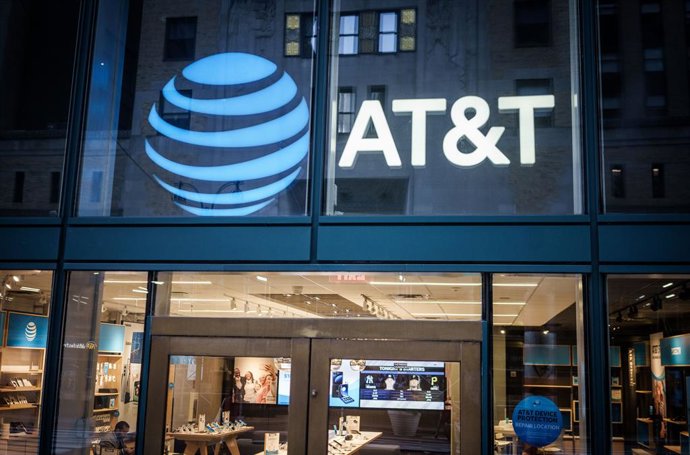 Archivo - FILED - 16 de setembro de 2023, EUA, Nova York: O logotipo da operadora de telefonia AT&T, colocado na fachada de uma loja em Nova York. Foto: Michael Kappeler/dpa