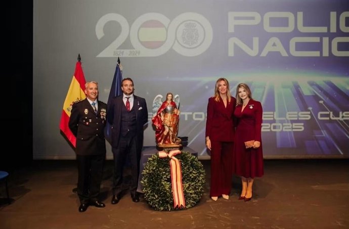 Homenaje a la Policía Nacional en Pozuelo marcado por un emotivo gesto de Francisco de Borbón