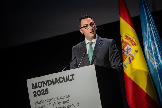 El comisario de la UE de Equidad Intergeneracional, Juventud, Cultura y Deporte, Glenn Micallef, interviene durante la primera jornada de la conferencia Mondiacult, en el Centro de Convenciones Internacionales de Barcelona (CCIB), a 29 de septiembre de 20