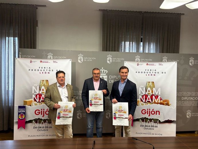 El vicepresidente de la Diputación de León, Roberto Aller (centro), con el concejal de Relaciones Institucionales de Gijón, Jorge ) y el presidente de la Casa de León en Asturias, José María Fernández (izquierda) en la presentación de la Feria.