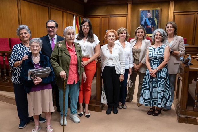 El Salón de Plenos de la Diputación de Almería acoge a las periodistas Mabel Mata y Nieves Fernández junto a las cinco primeras alcaldesas de la democracia en Andalucía.
