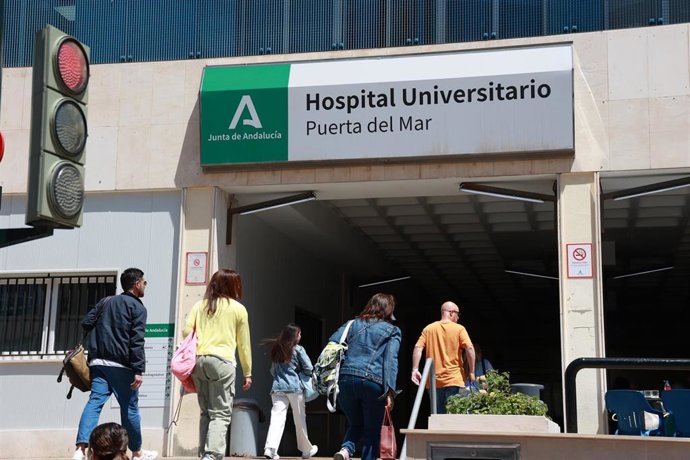 Archivo - Entrada del Hospital Puerta del Mar de Cádiz.
