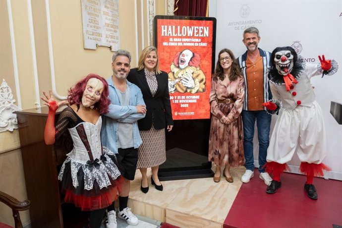 La concejala de Juventud e Infancia Gloria Bazán, y la de Participación Ciudadana, Loli Pavón, presentan los actos por Halloween.