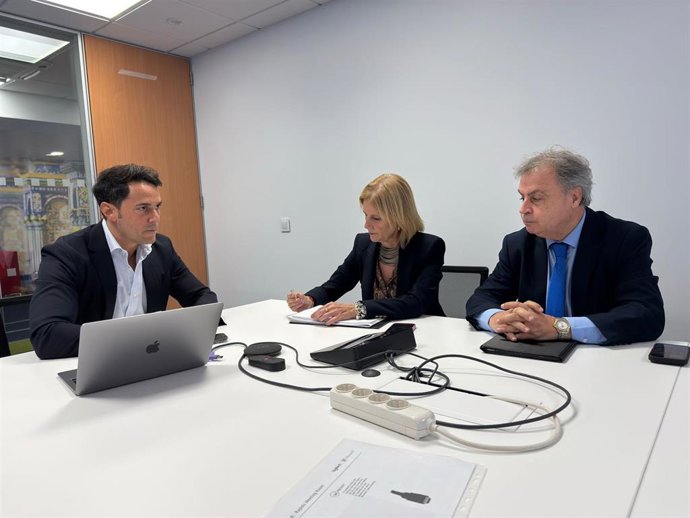 García-Pelayo con el director de Asuntos Públicos de la compañía Ryanair, David Simón.