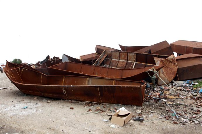 Archivo - April 28, 2024, Djebenina, Sfax, Tunisia: The remains of boats used by migrants to cross the Mediterranean to reach Italy and Europe are scattered along the port of Chebba....Migrants from sub-Saharan Africa gather near tents in a camp in Jebeni