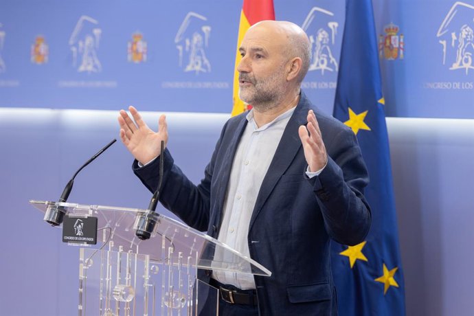 El diputado del BNG Néstor Rego durante una rueda de prensa anterior a la Junta de Portavoces, en el Congreso de los Diputados, a 23 de septiembre de 2025, en Madrid (España).