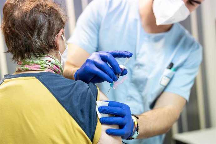 Archivo - Una persona se vacuna de la gripe 