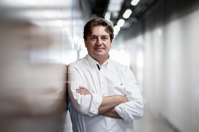 Archivo - El alcalde de Fuenlabrada, Javier Ayala, posa para Europa Press, en el Ayuntamiento de Fuenlabrada.