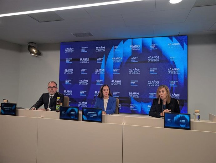 Rueda de prensa en el Congreso AECOC de la gerente de estrategia comercial y marketing de AECOC , Rosario Pedrosa, y el CEO de Chocolates Valor, Valeriano López Adrover,