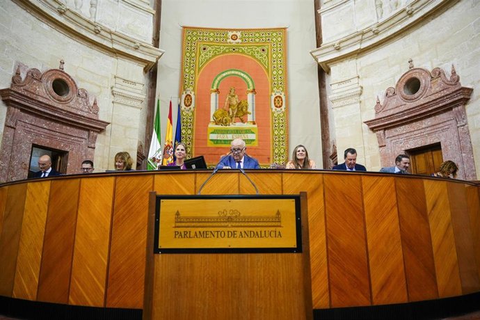 El presidente del parlamento de Andalucía, Jesús Aguirre (c), preside la sesión plenaria. A 22 de octubre de 2025, en Sevilla (Andalucía, España). El Pleno del Parlamento andaluz ha celebrado este miércoles, 22 de octubre, el debate general sobre la situa