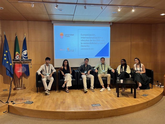 Estudiantes de la ULE que han presentado su proyecto el investigación 'Europeización, internacionalización y vínculos de los ODS con la sostenibilidad y con el Derecho' .