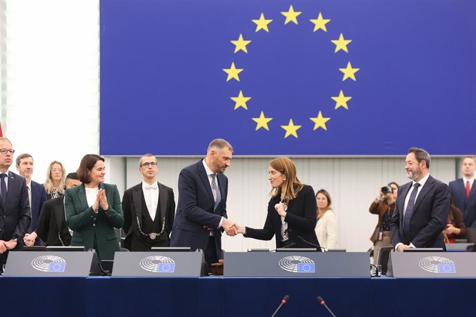 El candidato bielorruso, Sergei Tijanovski, y la lider de la oposición, Svetlana Tijanovskaya, en el pleno de Estrasburgo.