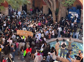 Destituyen a directivos de la Facultad de Derecho de la UASLP tras protesta por violación; estudiantes exigen renuncia del Rector