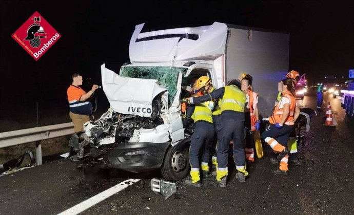 Bombers rescaten al camioner atrapat després de patir un accident en l'A-7 a l'altura d'Albatera i San Isidro