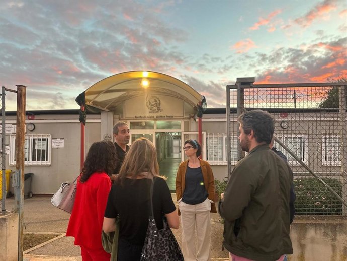 Representantes del PSIB durante su visita a la Escuela de Música y Artes Escénicas de Llucmajor.