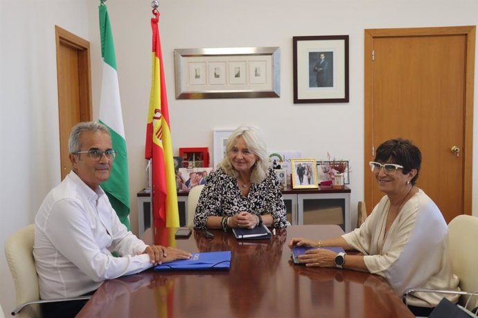 La delegada de la Junta de Andalucía en la provincia de Cádiz, Mercedes Colombo, junto a la presidenta de la Asociación de Daño Cerebral Adquirido de Cádiz (Adacca), Ana María Pérez Vargas, y el secretario de la misma, Ángel Ignacio Sánchez.