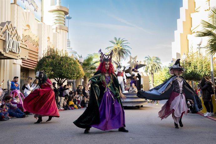 Archivo - Actores caracterizados durante la temporada de Halloween en el Parque Warner de Madrid, a 28 de octubre de 2021, en San Martín de la Vega, Madrid (España).  