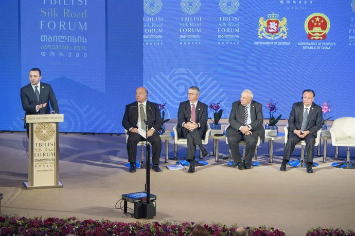 Archivo - TBILISI, Oct 16, 2015  -- Georgian Prime Minister Irakli Gharibashvili(1st L) delivers a speech at the opening ceremony of the Silk Road Forum 2015 in Georgia's capital Tbilisi, Oct. 15, 2015. Government representatives from 30 countries, 20 int