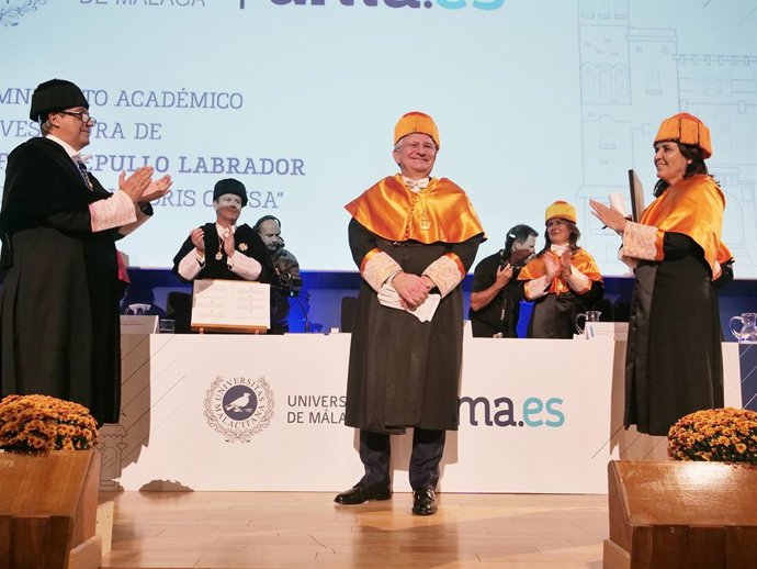 Rafael Repullo Labrador, director del Centro de Estudios Monetarios y Financieros (Cemfi) desde su creación (1987), ha sido investido este miércoles como doctor honoris causa por la Universidad de Málaga (UMA).
