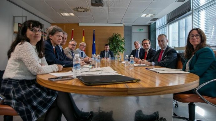 El consejero de Hacienda, Gobernanza Pública, Sociedad Digital y Portavocía, Alfonso Domínguez, presenta al Grupo de Expertos Fiscales los proyectos de Ley de Presupuestos Generales de La Rioja y de Medidas Fiscales y Administrativas para 2026