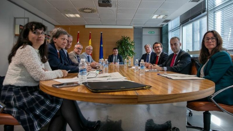 El consejero de Hacienda, Gobernanza Pública, Sociedad Digital y Portavocía, Alfonso Domínguez, presenta al Grupo de Expertos Fiscales los proyectos de Ley de Presupuestos Generales de La Rioja y de Medidas Fiscales y Administrativas para 2026