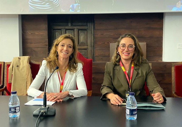 La presidenta del Fondo Español de Garantía Agraria (FEGA), Silvia Capdevila (i), junto a la consejera de Agricultura, María González Corral (d).