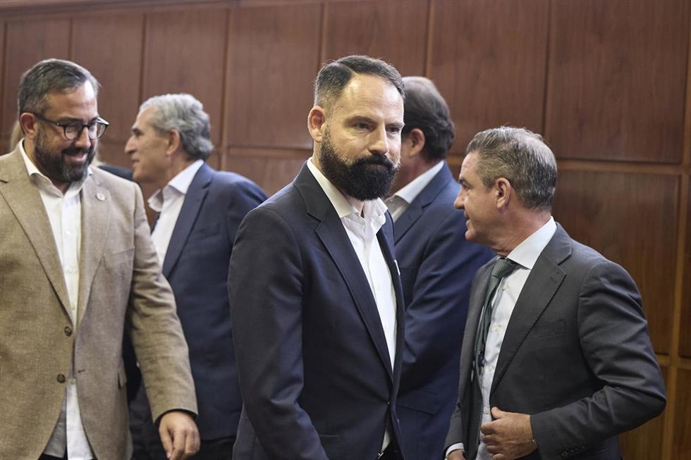Archivo - El presidente de Enusa, Mariano Moreno Pavón (c), llega a comparecer en la comisión de investigación sobre el caso Koldo, en el Senado, a 15 de septiembre de 2025, en Madrid (España).