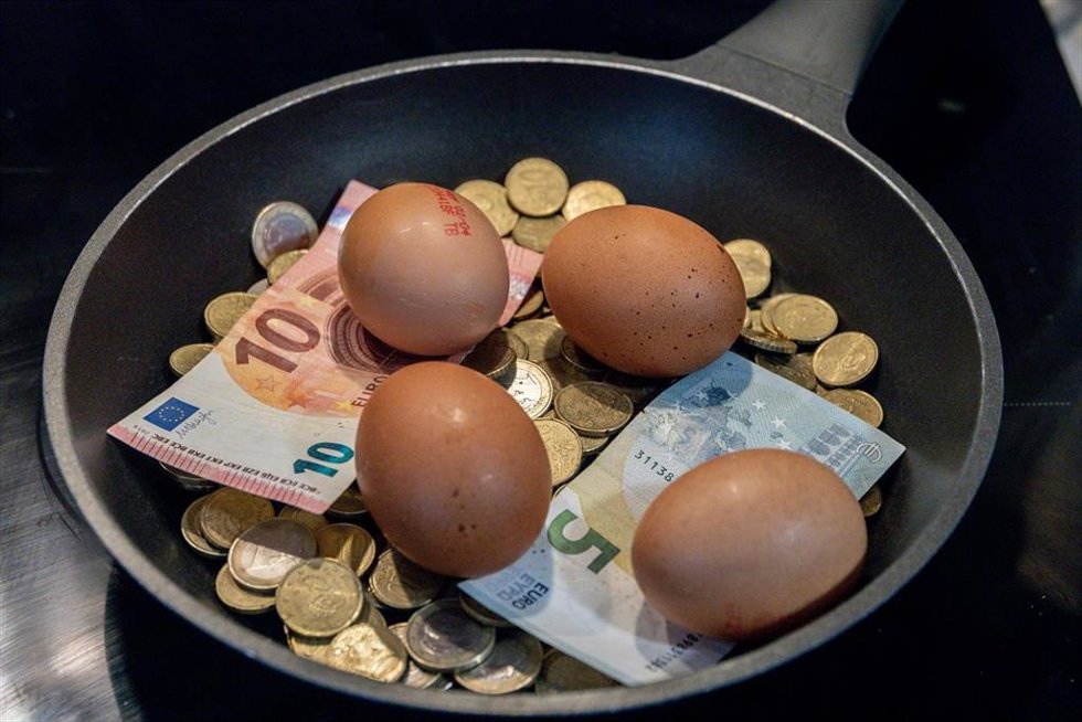 Archivo - (Foto De ARCHIVO) Varios Huevos, Monedas Y Billetes, A 19 De Marzo De 2025