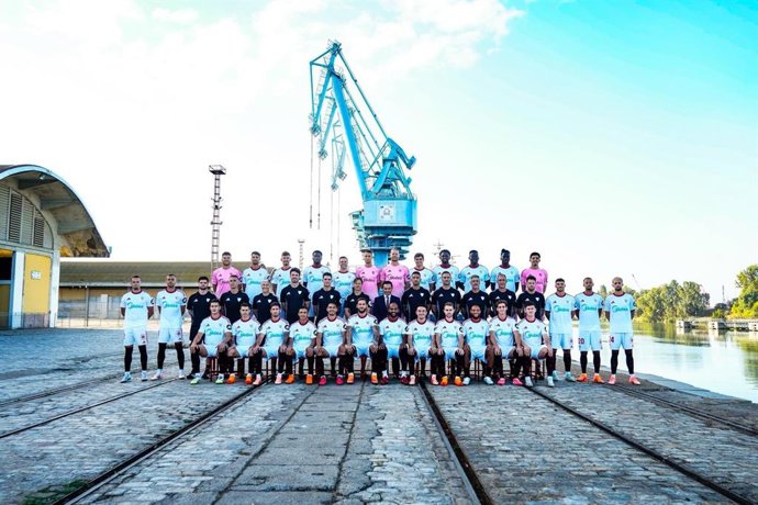 Fotografía oficial del Sevilla FC para la temporada 2025/26 en el Muelle de Tablada