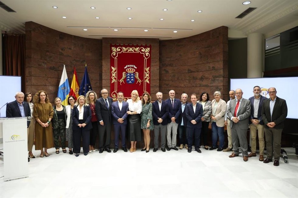 Participantes en una jornada de cáncer de pulmón organizada en el Parlamento de Canarias
