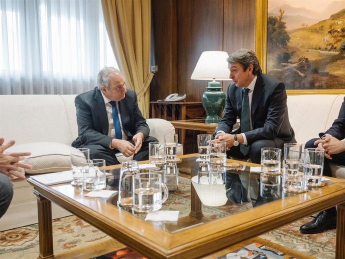 Archivo - De izquierda a derecha: el ministro de Industria y Turismo, Jordi Hereu, y el presidente de General Dynamics European Land Systems, Antonio Bueno, en la sede del Ministerio de Industria y Turismo en Madrid, a 22 de octubre de 2025.