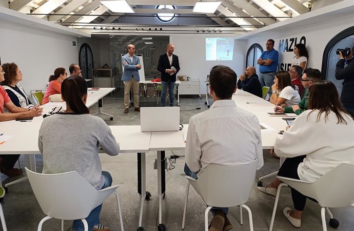 El presidente de la Mancomunidad Campiña Sur, Miguel Ruz (centro), en la Jornada de Emprendimiento sobre Desarrollo Turístico.