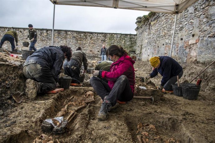 Archivo - Trabajos de exhumación en el cementerio de Orduña.
