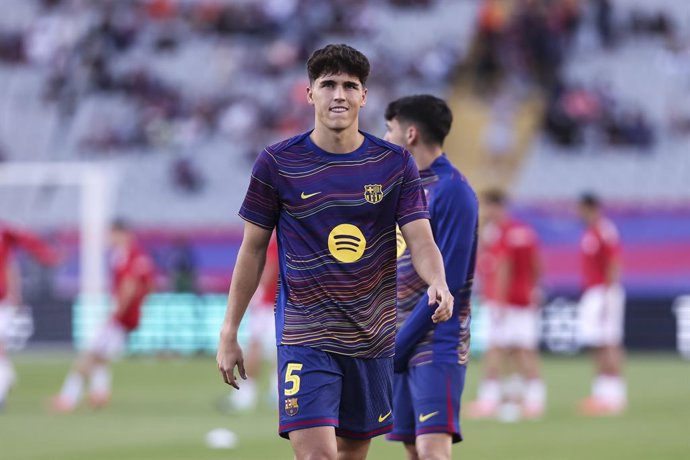 Pau Cubarsi, do FC Barcelona, observa durante a partida da Fase MD3 da Liga dos Campeões da UEFA 2025/26 entre o FC Barcelona e o Olympiacos FC no Estadi Olimpic Lluis Companys em 21 de outubro de 2025 em Barcelona, Espanha.