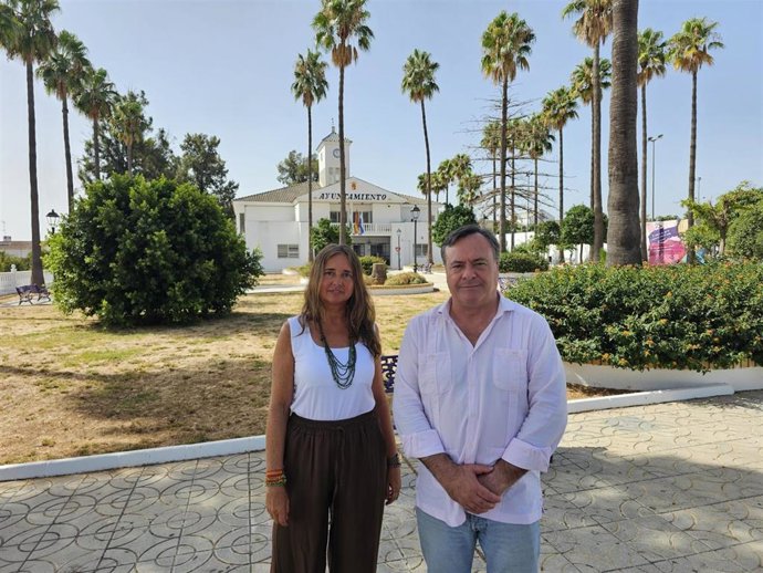 El portavoz del grupo municipal Vox en el Ayuntamiento de Espartinas (Sevilla), Rafael García Ortiz, y la portavoz adjunta de Vox, Gloria Gamonoso.