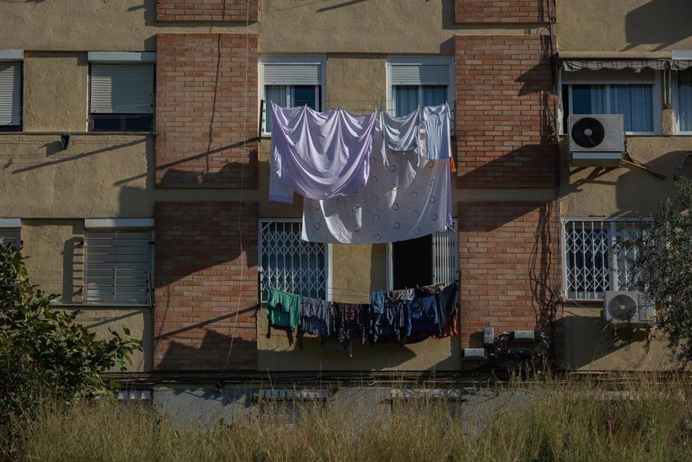 Archivo - Tendederos con ropa colgada en un edificio del barrio de Ciutat Meridiana