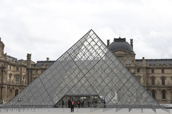 20 de outubro de 2025, Paris, França, França: Fechamento do Musee du Louvre na segunda-feira, 20 de outubro de 2025, após o roubo no domingo, 19 de outubro de 2025,Imagem: 1046925496, Licença: Rights-managed, Restrições: * Direitos da Bélgica, França e Al