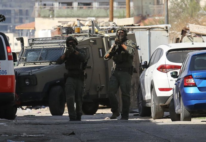 NABLUS, 20 de outubro de 2025 -- Soldados israelenses são vistos durante um ataque militar na cidade de Nablus, na Cisjordânia, em 19 de outubro de 2025. Um homem palestino foi morto pelo exército israelense em Nablus, informou o Ministério da Saúde pales